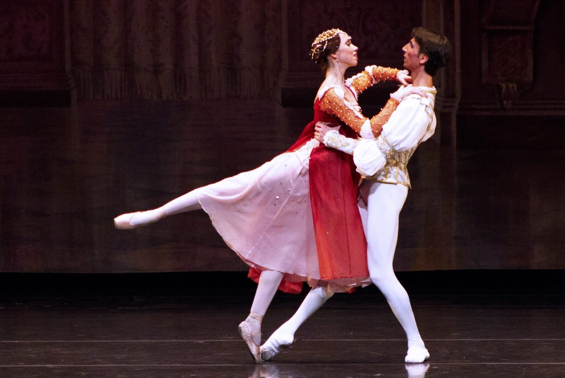 Juliet leaning into Romeo romantically.